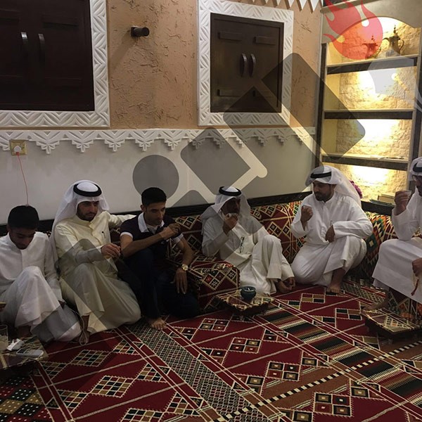 المطيري مع عدد من اسرته ومحبيه