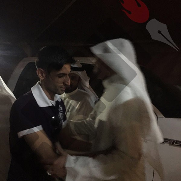 ماهر المطيري مصافحا مستقبليه