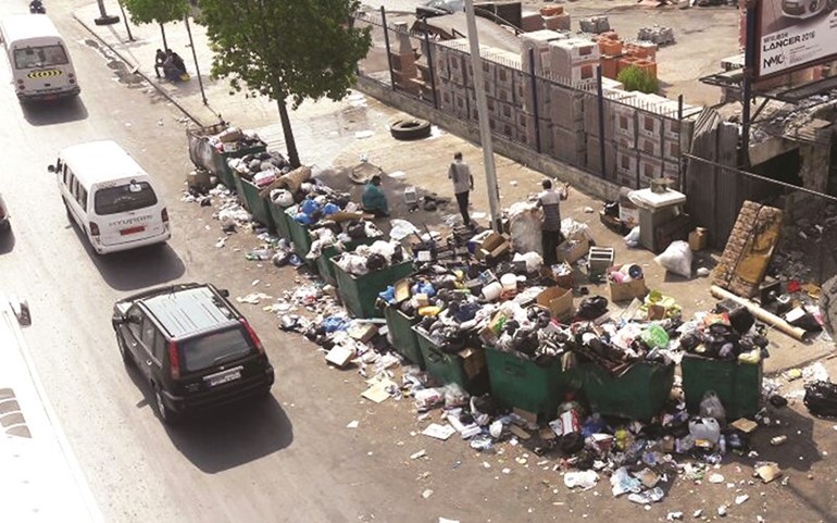 عودة النفايات الى شوارع برج حمود بسبب منع الكتائب الشاحنات من دخول مطمر برج حمودمحمود الطويل ﻿