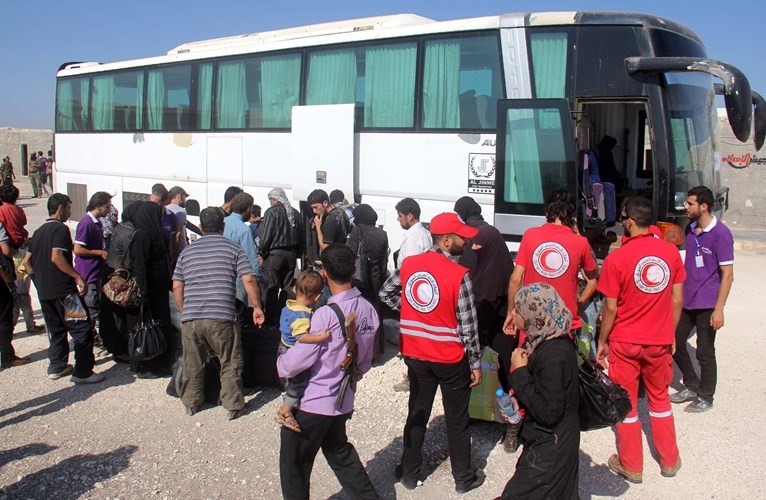 مدنيو ومقاتلو المعارضة المهجرين من داريا لدى وصولهم الى ادلب امسافپ ﻿