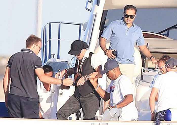 بالصور.. جوني ديب يظهر لأول مرة منذ طلاقه على يخت ثري سعودي