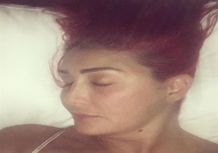 رغم انها صورة عادية.. غادة عبد الرازق تتعرض للانتقاد بسبب صورتها وهي نائمة 