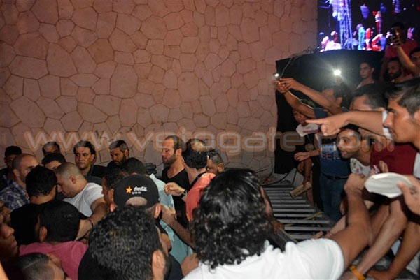 بالصور.. تامر حسني يوقف حفله بعد اعتداء الحرس على أحد معجبيه