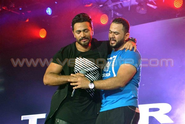 بالصور.. تامر حسني يوقف حفله بعد اعتداء الحرس على أحد معجبيه