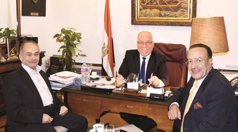 وزير الثقافة المصري حلمي النمنم خلال استقباله وفد مؤسسة نون للثقافة والفنون