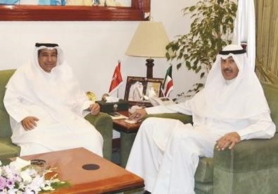 محافظ الاحمدي الشيخ فواز الخالد مجتمعا مع القحطاني﻿