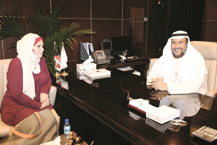 دابراهيم الصالح متحدثا الى نائب رئيس قسم المحليات للشؤون الدينية الزميلة ليلى الشافعي محمد هاشم﻿