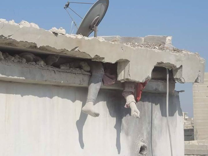 صورة تداولها ناشطون لسيدة قتلت تحت ركام منزلها الذي دمرته غارة جوية في الرستن بحمصانترنت