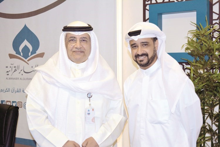 احمد الباطني مع حمد المنصور عقب توقيع عقد الشراكة ﻿