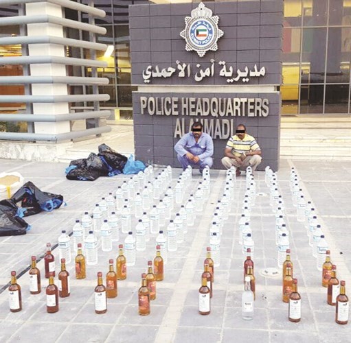 المتهمان وامامهما المضبوطات﻿