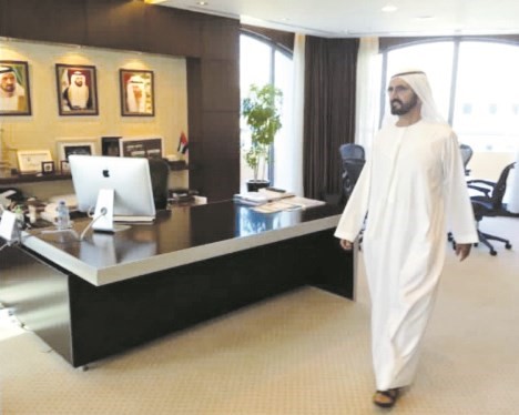 الشيخ محمد اثناء دخوله الادارة الحكومية واكتشافه غياب الموظفين 
