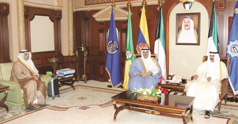 سمو ولي العهد الشيخ نواف الاحمد مستقبلا الشيخ سلمان الحمود والشيخ محمد العبدالله