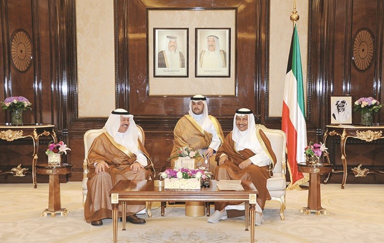 سمو رئيس الوزراء الشيخ جابر المبارك مستقبلا الرئيس العراقي الاسبق غازي الياور﻿
