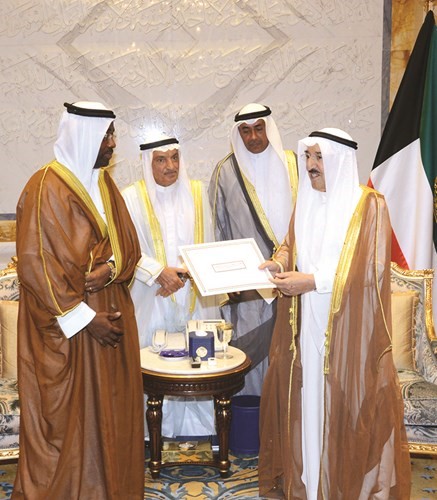 صاحب السمو الامير الشيخ صباح الاحمد يتسلم دعوة الرئيس الغيني لحضور القمة العربية الافريقية الرابعة من وزير خارجية غينيا