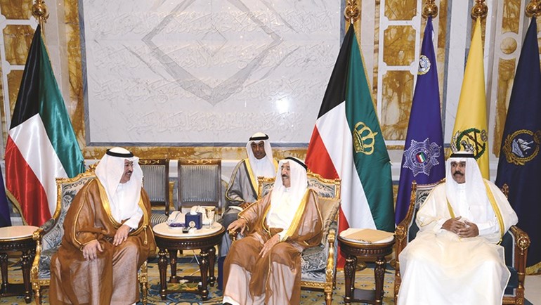 صاحب السمو الامير مستقبلا الرئيس العراقي السابق غازي الياور بحضور سمو ولي العهد