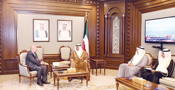الشيخ صباح الخالد مستقبلا رئيس مندوبية الاتحاد الاوروبي بدى الكويت السفير ادم كولاخ