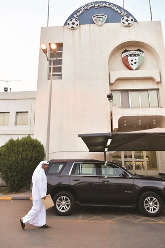فليطح امام مبنى الاتحاد لحظة وصوله ﻿