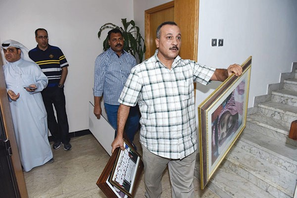ازالة جميع الصور من على الحوائط في مبنى الاولمبية