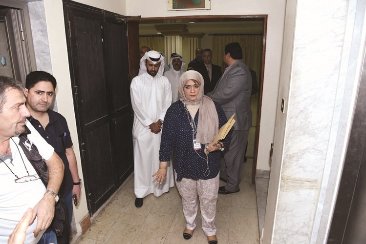 ممثلة الهيئة سعاد حاكم داخل اروقة اللجنة الاولمبية الكويتية احمد علي ﻿