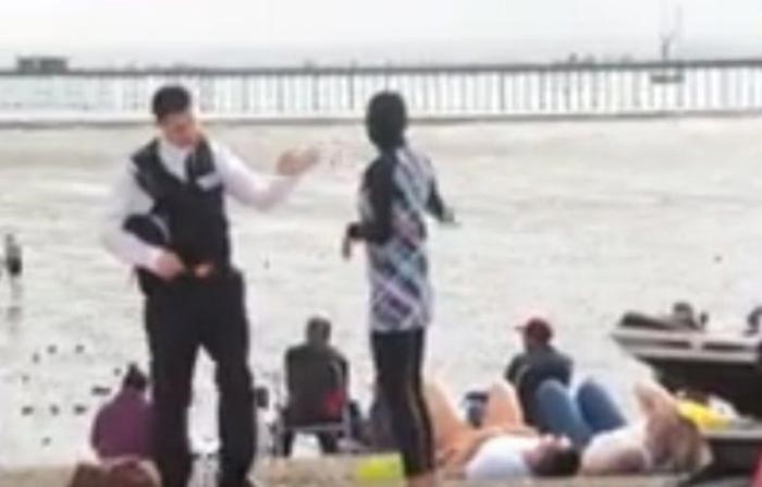 بالفيديو.. شاهد رد فعل البريطانيين عندما حاول شرطي منع البوركيني