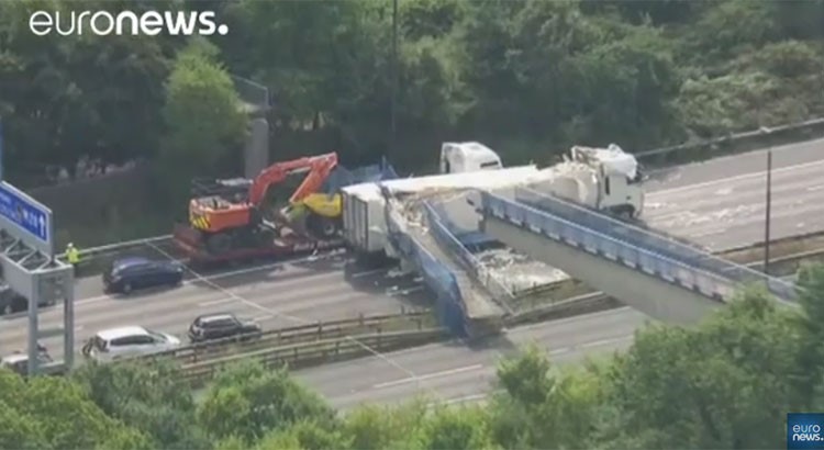  بالفيديو: جسر ينهار فوق شاحنتين في بريطانيا