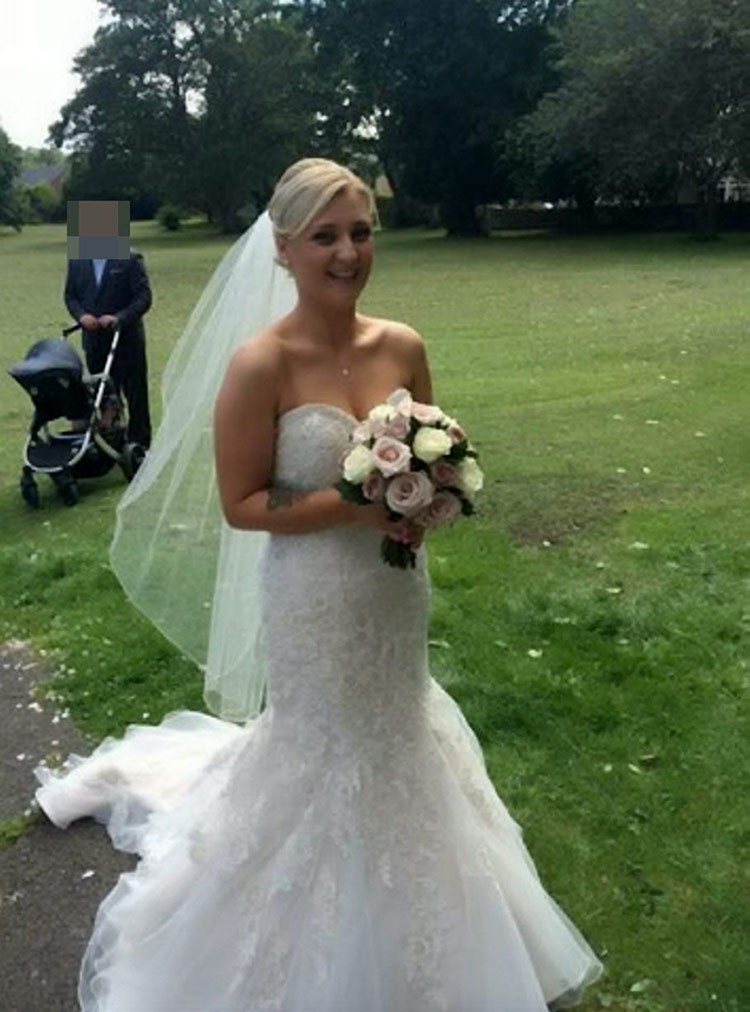 بالصور: لم يتمكن من خلع فستان زفاف زوجته.. فكانت المفاجأة