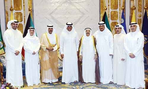 صاحب السمو وسمو ولي العهد مع رئيس واعضاء اللجنة الوطنية المؤقتة لادارة الاتحاد الكويتي لكرة القدم