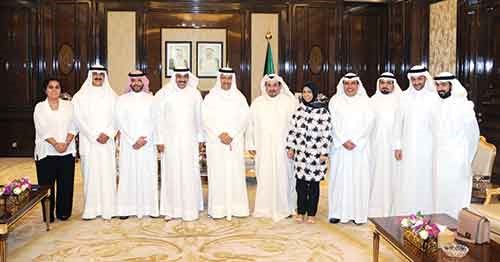 سمو رئيس الوزراء الشيخ جابر المبارك مع الشيخ فهد جابر العلي واعضاء اللجنة المؤقتة لادارة اللجنة الاولمبية﻿