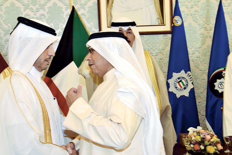 وزير الدفاع الشيخ خالد الجراح مصافحا شقيقه الضيف القطري