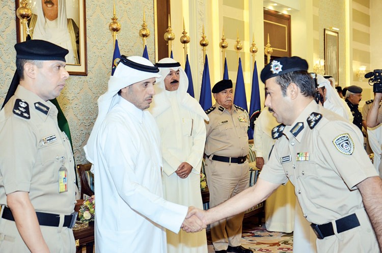 ويصافح العميد عبدالعزيز الهاجري