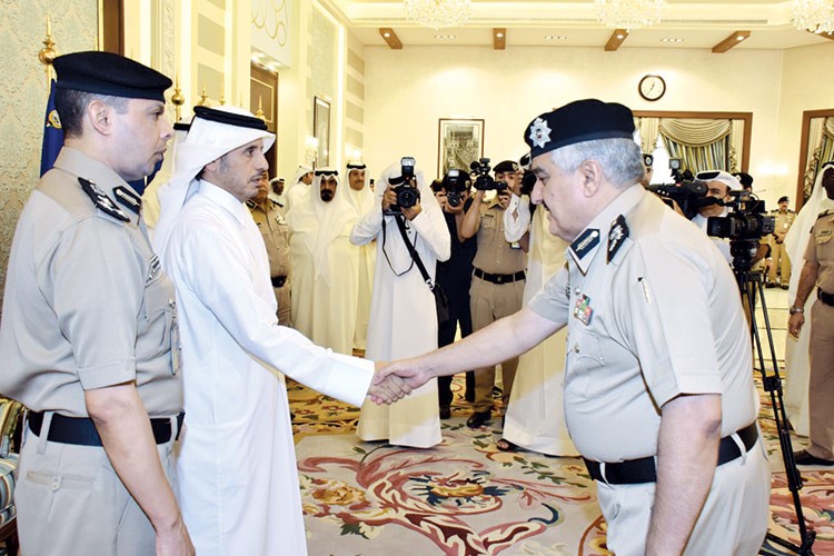 اللواء منصور العوضي خلال مصافحة رئيس الوزراء القطري