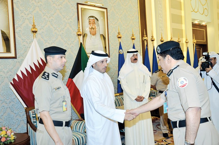 رئيس مجلس الوزراء ووزير الداخلية القطري الشيخ عبدالله بن ناصر بن خليفة ال ثاني يصافح اللواء محمد العنزي
