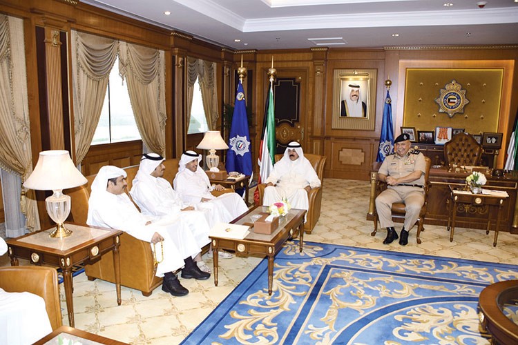 رئيس مجلس الوزراء ووزير الداخلية القطري الشيخ عبدالله بن ناصر بن خليفة ال ثاني ونائب رئيس مجلس الوزراء ووزير الداخلية الشيخ محمد الخالد خلال جلسة مباحثات ثنائية بحضور وكيل وزارة الداخلية الفريق سليمان الفهد