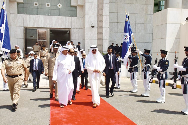 رئيس مجلس الوزراء ووزير الداخلية القطري الشيخ عبدالله بن ناصر بن خليفة ال ثاني لدى وصوله المطار حيث كان في استقباله نائب رئيس مجلس الوزراء ووزير الداخلية الشيخ محمد الخالد