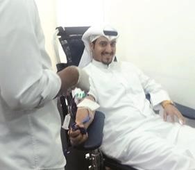 احد موظفي بوبيان تكافل يتبرع بالدم