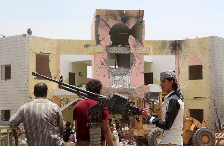 عناصر من المقاومة الشعبية امام مقر التجنيد الذي استهدفه داعش في عدن امس افپ﻿