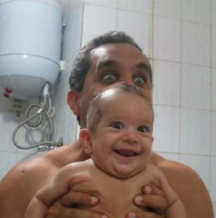  باسم يوسف يفاجئ معجبية بصورة مع إبنته في الحمام