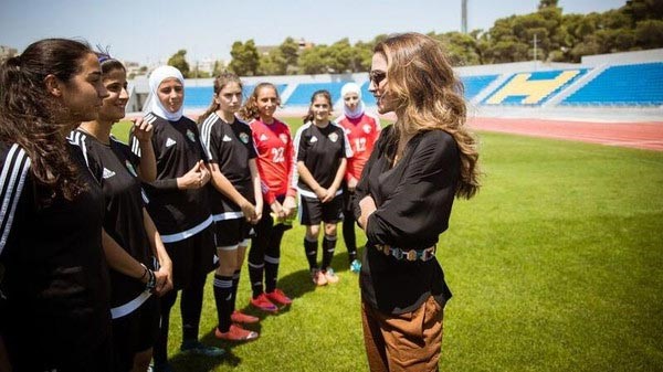 الملكة رانيا تتابع تدريب منتخب الأردن للسيدات تحت 17