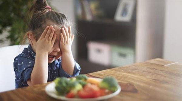  لماذا يجب أن تتوقف عن إرغام الطفل على الأكل؟