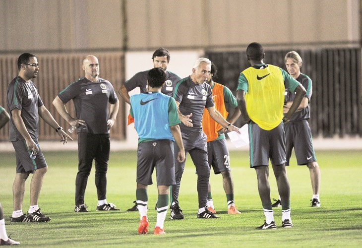 مدرب السعودية بيرت فان مارفيك يوجه اللاعبين في التدريبات الاخيرة 