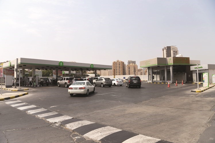 ازدحام نسبي في محطات الوقود قبل يوم من تطبيق الاسعار الجديدة قاسم باشا