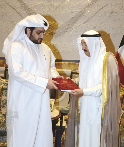 صاحب السمو الامير متسلما رسالة الدكتوراه من دعبدالعزيز السنافي