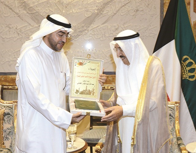 صاحب السمو الامير متسلما رسالة الدكتوراه من دعبدالله الكمالي
