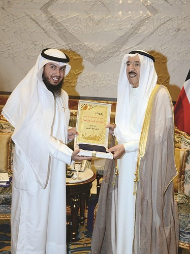 صاحب السمو الامير متسلما رسالة الدكتوراه من دنايف الحربي