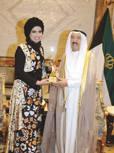 صاحب السمو الامير الشيخ صباح الاحمد مستقبلا منتهى العجيل الحائزة جائزة العالم لقيادات الاعمال
