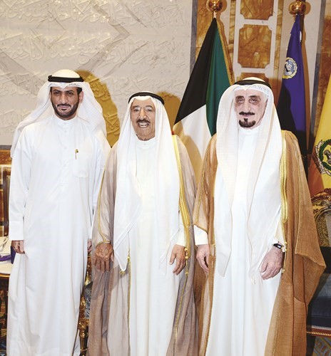 صاحب السمو متوسطا النائب السابق راشد الحجيلان وداحمد راشد الحجيلان 