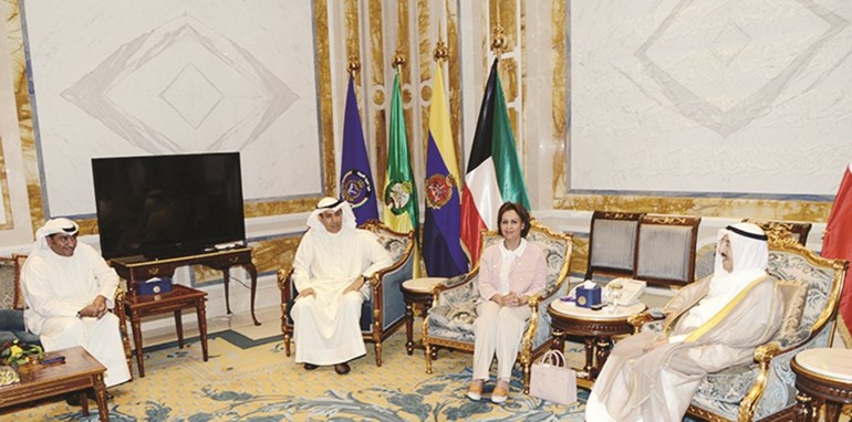 صاحب السمو الامير الشيخ صباح الاحمد مستقبلا رشا الرومي والكابتن عبدالمحسن الفقعان ومطلال التميمي
