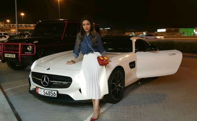 شاهد.. لجين عمران تتلقى سيارة فخمة هدية؛ فكم يبلغ ثمنها؟