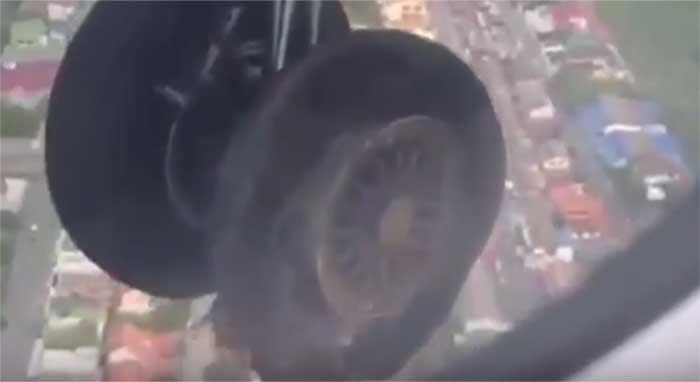بالفيديو..شاهد لحظة انفجار عجلة طائرة ركاب أثناء إقلاعها