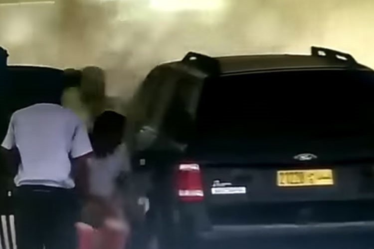 بالفيديو.. عماني ينقذ طفلين من حريق اندلع في سيارة والدهما.. ويحكي تفاصيل الواقعة